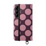 Funda tipo cartera de cuero vegano para Samsung Galaxy S25 – diseño Polka Dot en rosa ciruela